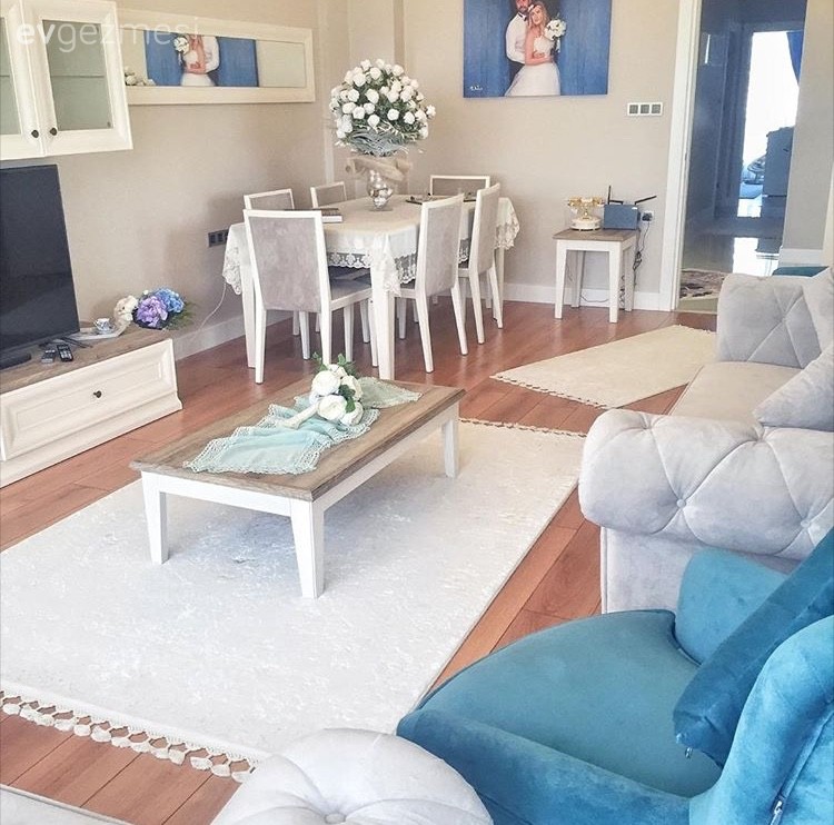 Gizem hanımın her odada farklı renklerin hakim olduğu stil sahibi evi.