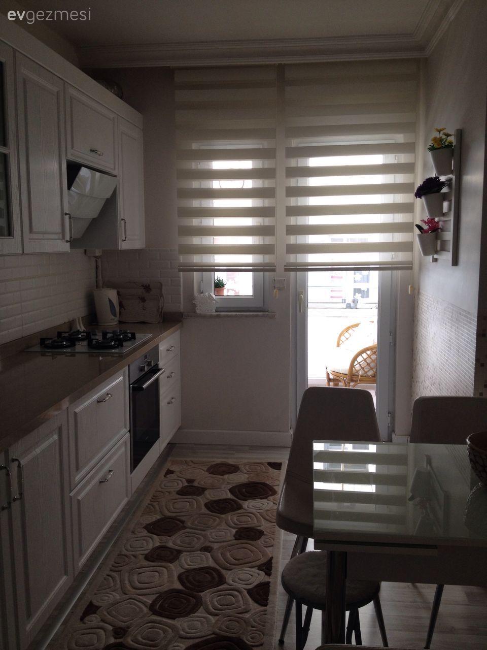 Beyaz mutfak, Halı, Japon perde, Mutfak, Mutfak masası