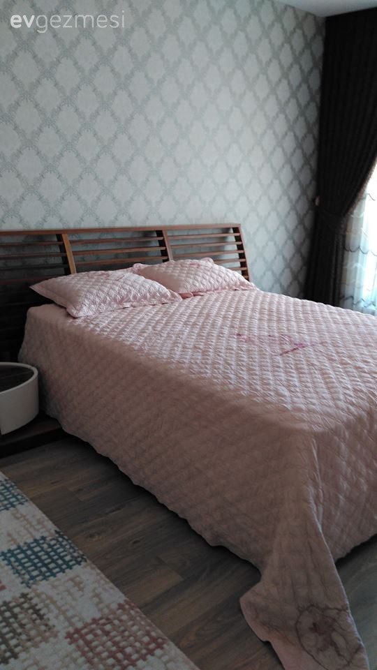 Dilara hanımın geniş evinde, abartıdan uzak ve şık bir dekor..