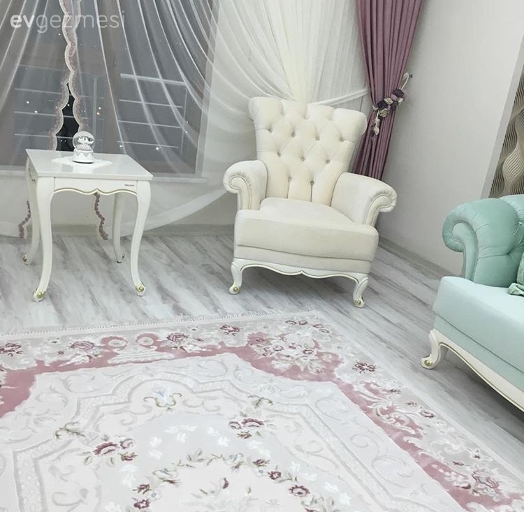 Selda hanımın krem, mint yeşil ve pembe uyumunda, klasik stil salonu..
