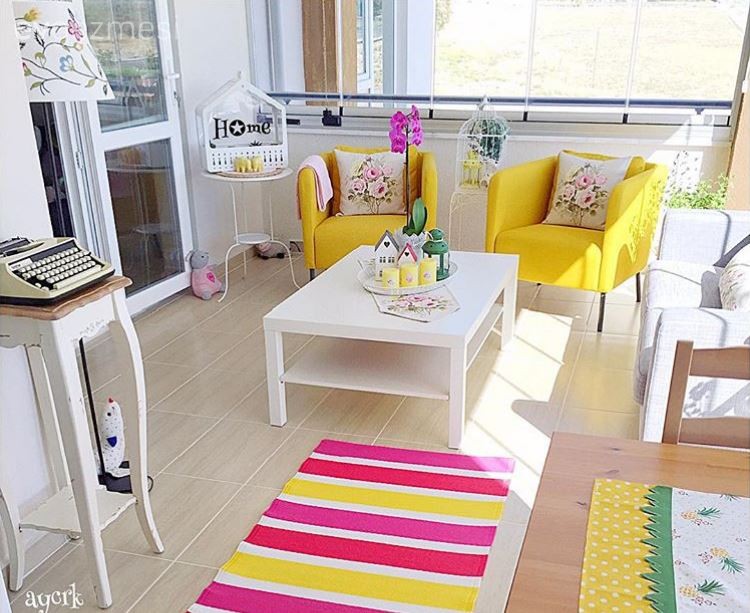 Ayşe hanımın bol dekoratif aksesuarla şekillenen cıvıl cıvıl evi..