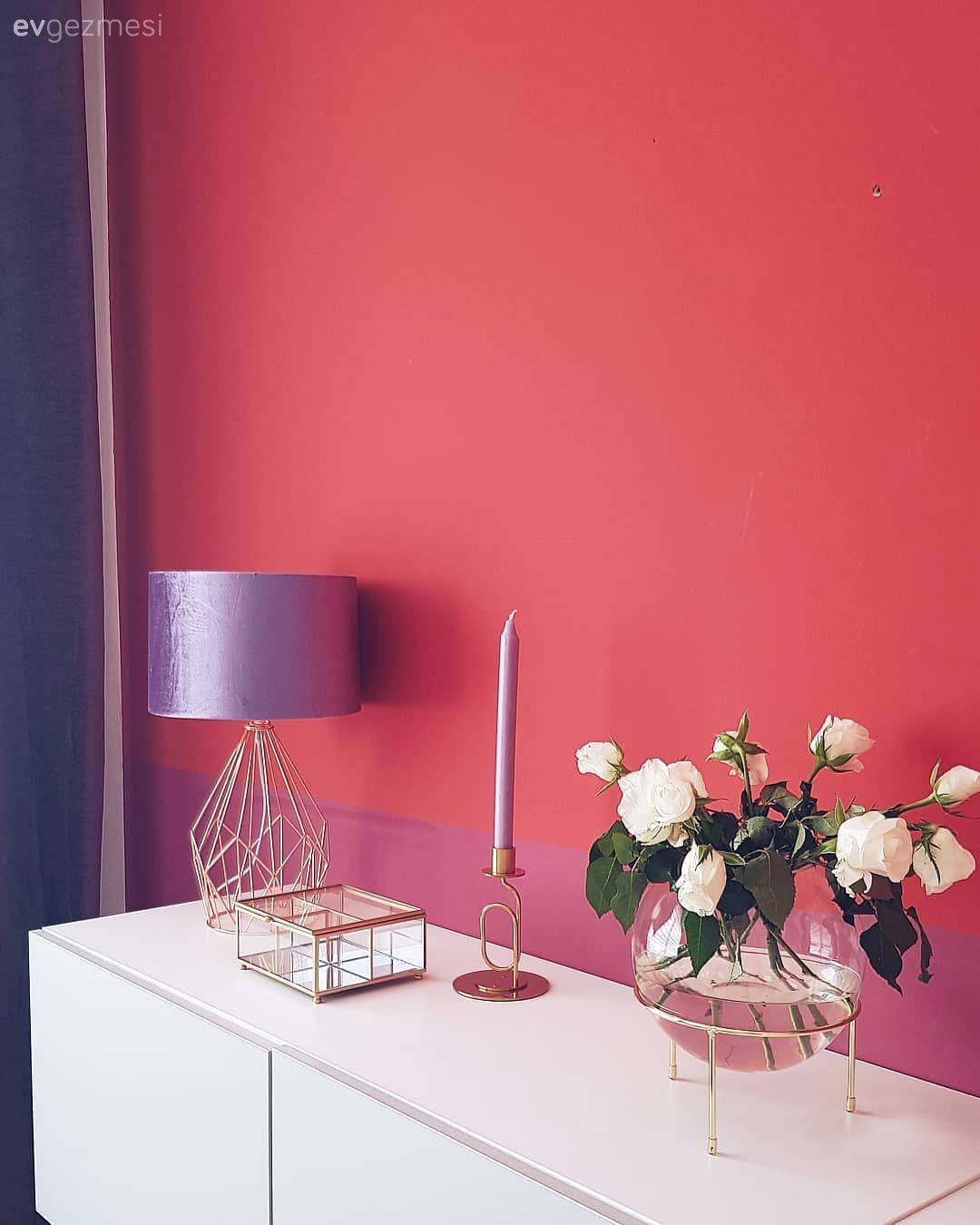 Abajur, Kırmızı duvar rengi, Kırmızı, Mor, Altın, Vazo, Ev Aksesuar, Sehpa üstü aksesuarı, Konsol üzeri dekoratif objeleri