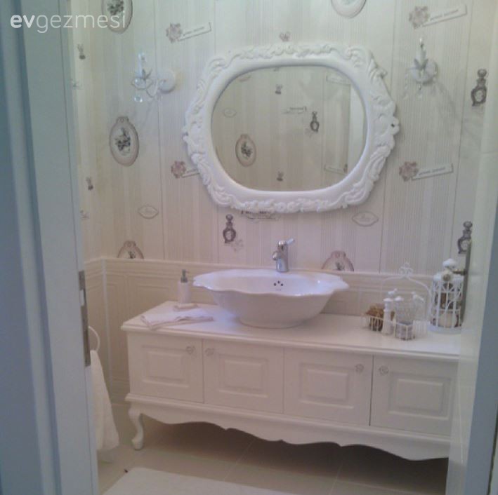 Aygün hanımın duvar kağıtları ile hareketlenen banyo dekorları..