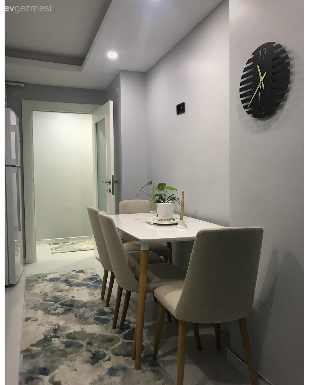 Duvar saati, Mutfak, Mutfak masası, Mutfak halısı, Krem, Asma tavan, Spot aydınlatma