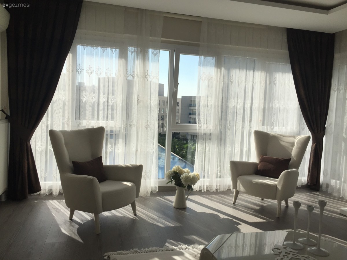 Derya hanımın kahve ve beyazla, aydınlık ve sıcak evi..