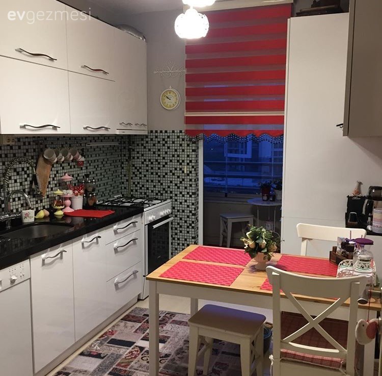 Beyaz mutfak, Halı, Mutfak, Mutfak masası, Pembe, Perde