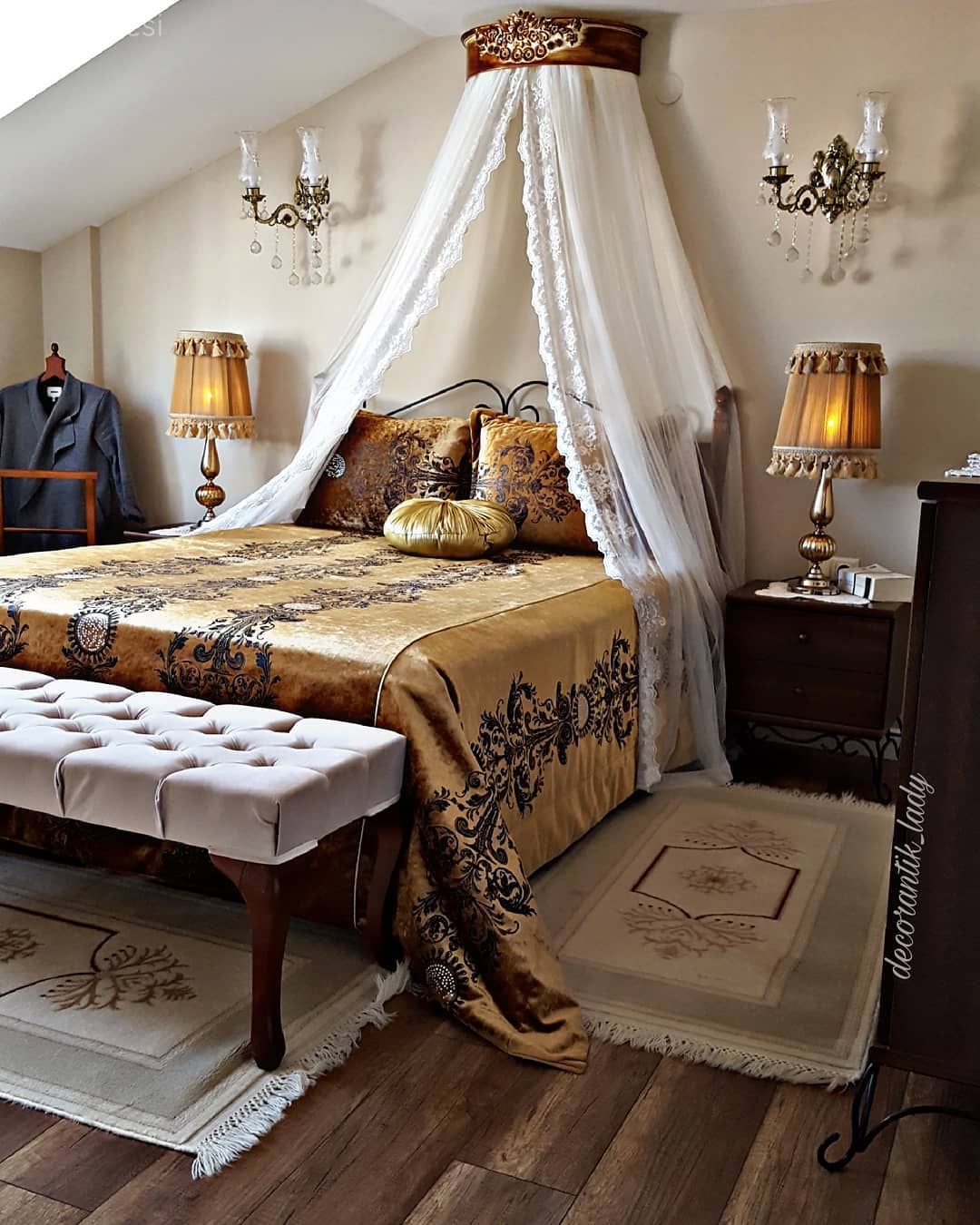 Yatak Odası, Yatak örtüsü, Puf, Yatak tacı, Abajur, Altın, Aplik, Dubleks evler