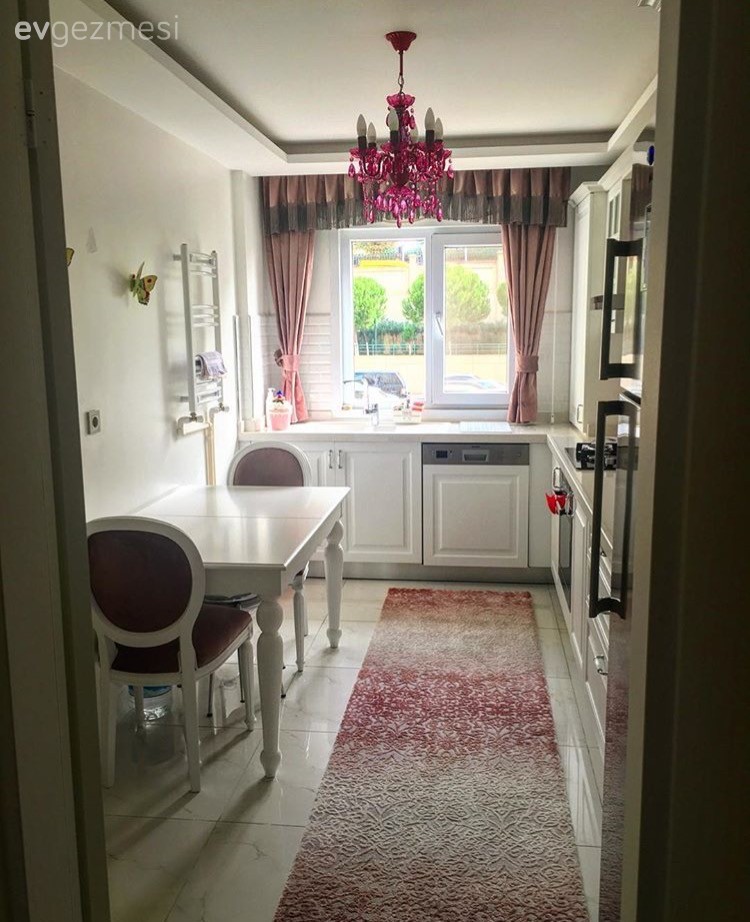 Avize, Beyaz mutfak, Country mutfak, Halı, Mutfak, Mutfak masası, Pembe, Perde, Aydınlatma