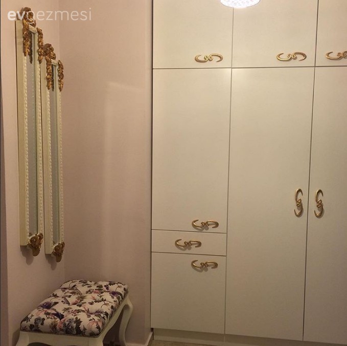 Altın renk kullanımıyla göz alıcı bir görünüm elde eden 14 oda..