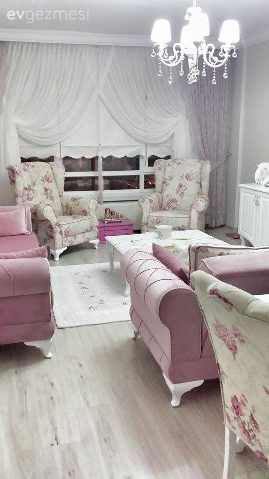 Neslihan hanım bol floral desenle zarif ve iç açıcı evi..