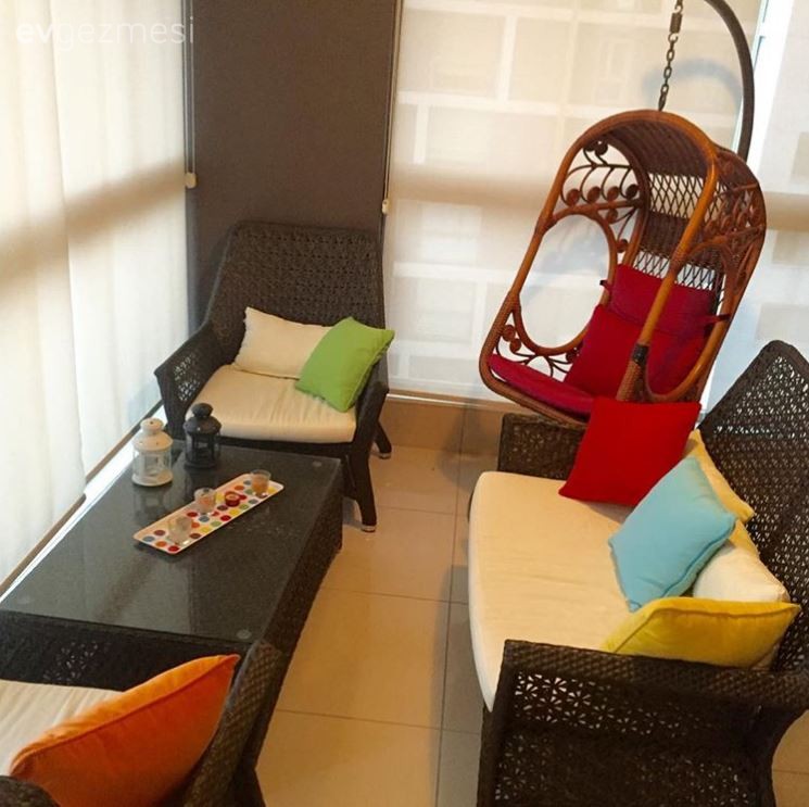 Oymalı ve detaylı mobilyaların mavi ve beyazla buluştuğu şık bir ev..