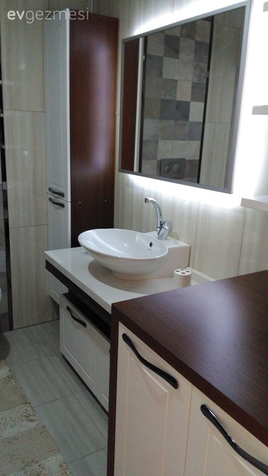 Dilara hanımın geniş evinde, abartıdan uzak ve şık bir dekor..