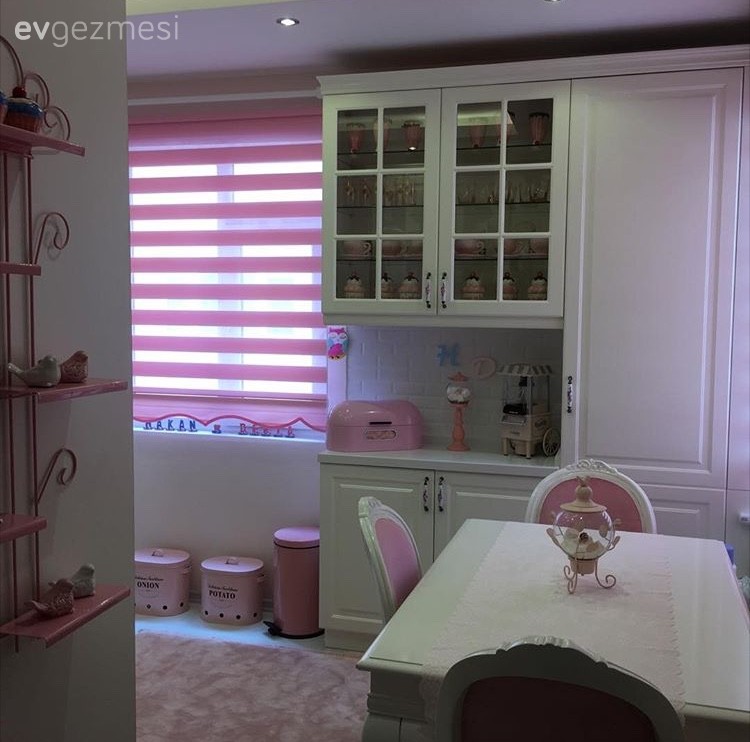 Beyaz mutfak, Country mutfak, Mutfak, Mutfak aksesuarları, Mutfak masası, Pembe, Perde