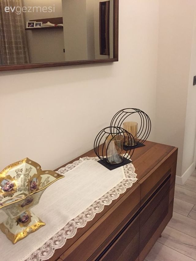 Bu Salon Sıcak Renkler, Modern Mobilyalarla Keyifleniyor