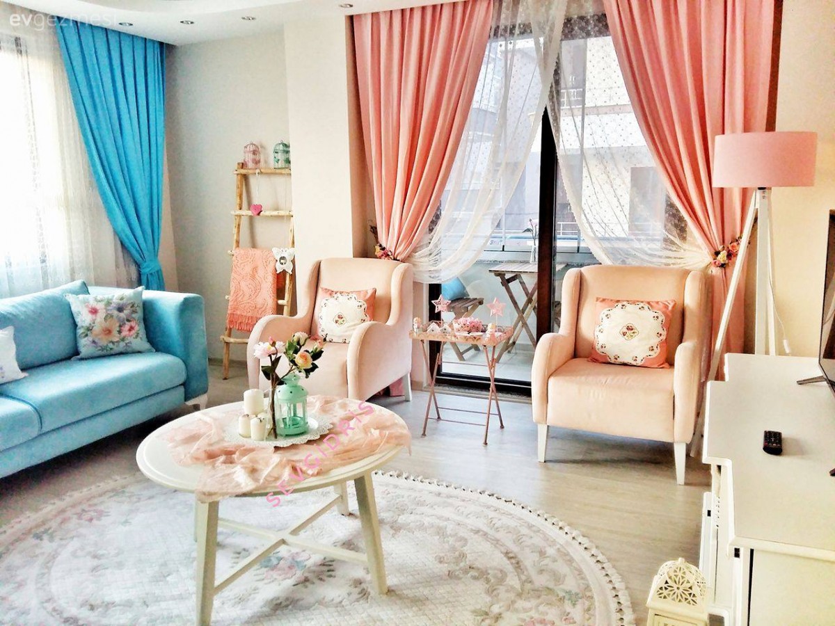 Berjer, Fon perde, Halı, Mavi, Orta sehpa, Pembe, Salon, Perde