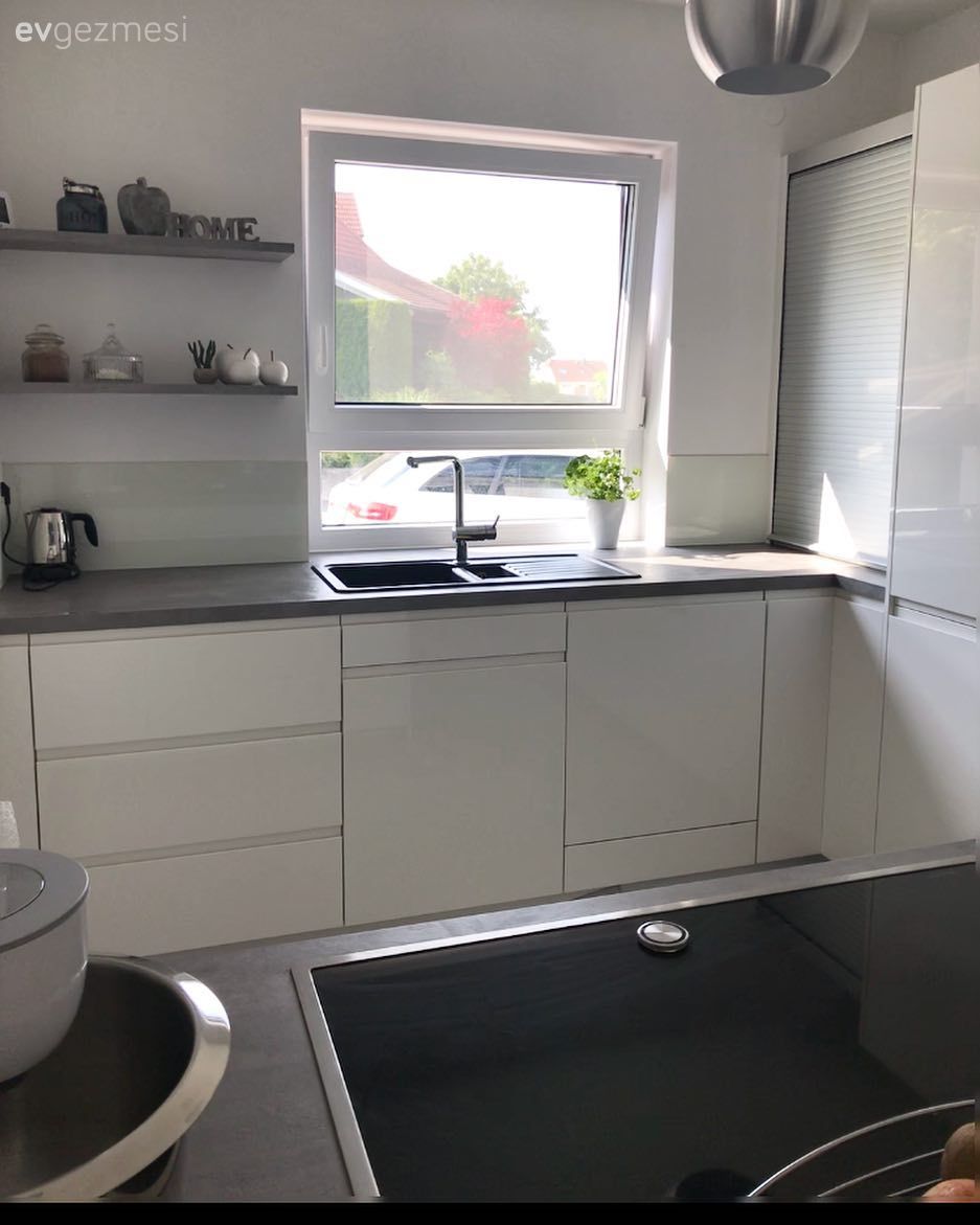 Bu evin modern çizgisi sıcak renkler ve doğal malzemelerle tamamlanmış.