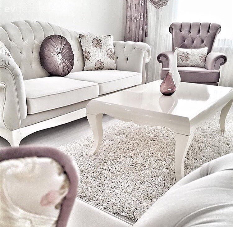 Sevcan hanımın beyaz ve mor uyumunda, sofistike evi.