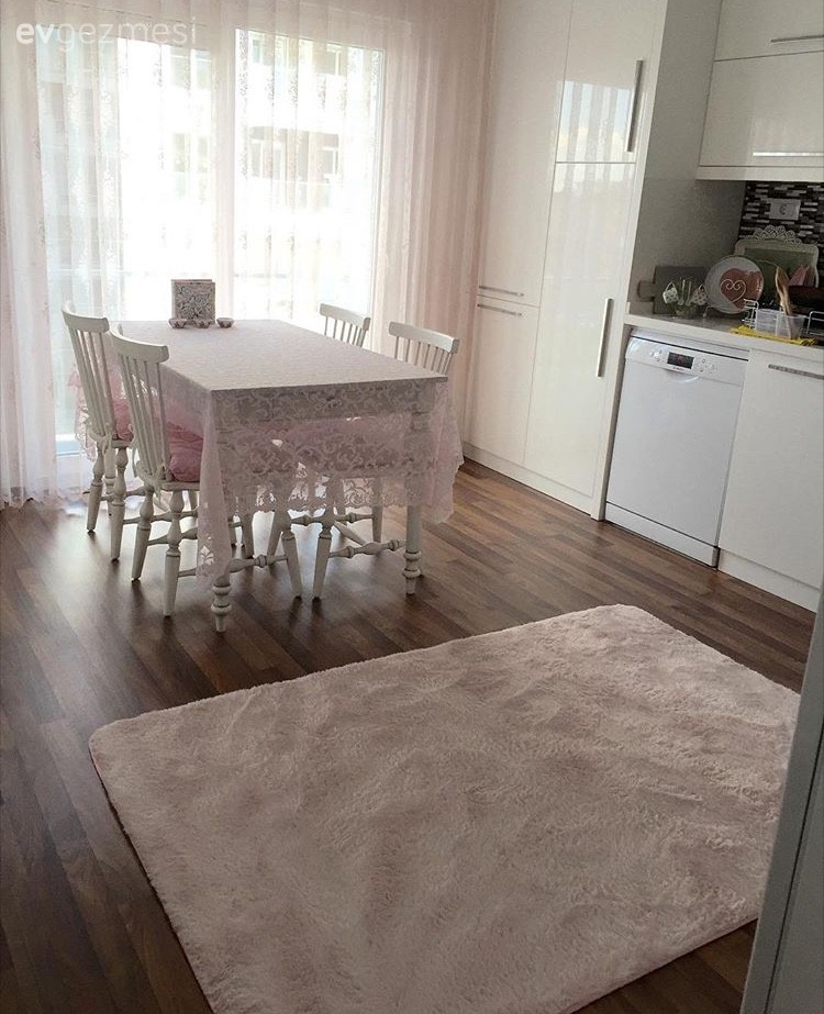 Ayşegül hanımın beyazın hakimiyetinde sade ve zarif evi..