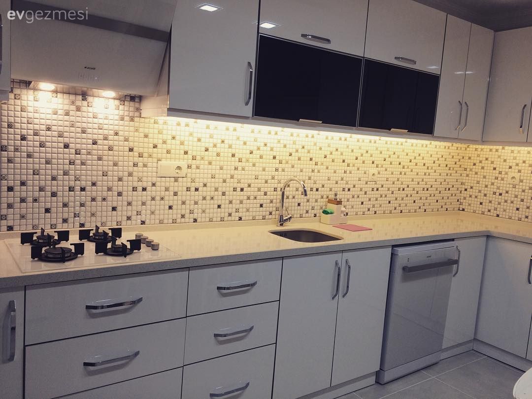 Stil sahibi görünüm, davetkar ve keyifli bir atmosfer. Burcu hanımın evinden..