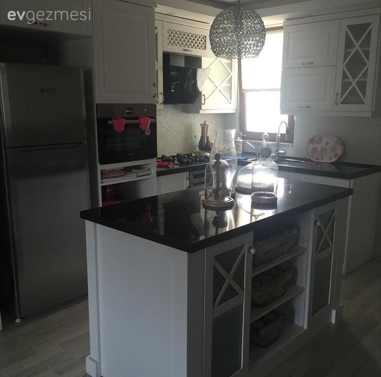 Elif hanımın modern ve klasiğin harmanı, şık ve keyifli evi.