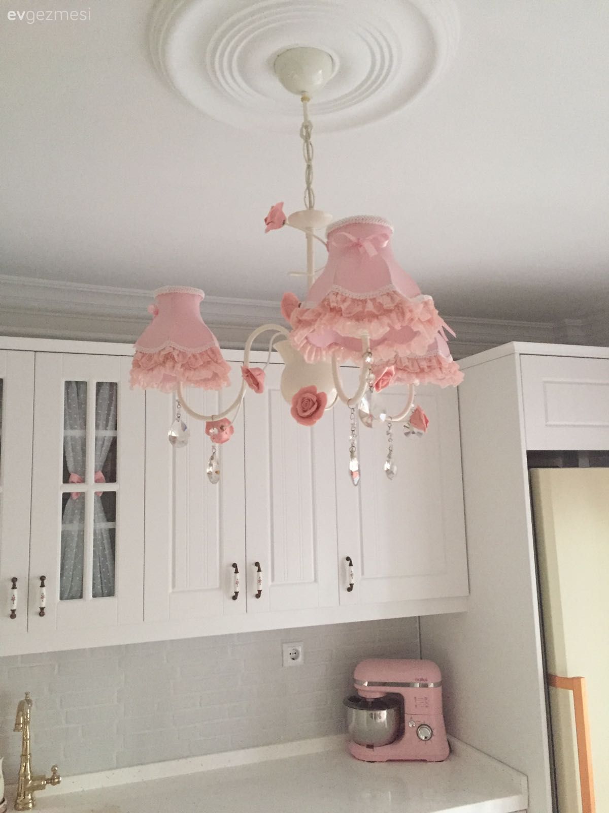 Avize, Beyaz mutfak, Country mutfak, Mutfak, Pembe, Aydınlatma