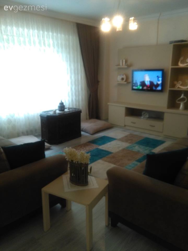 Almina hanımın salonunun renk ve dekor uyumu sizce nasıl?
