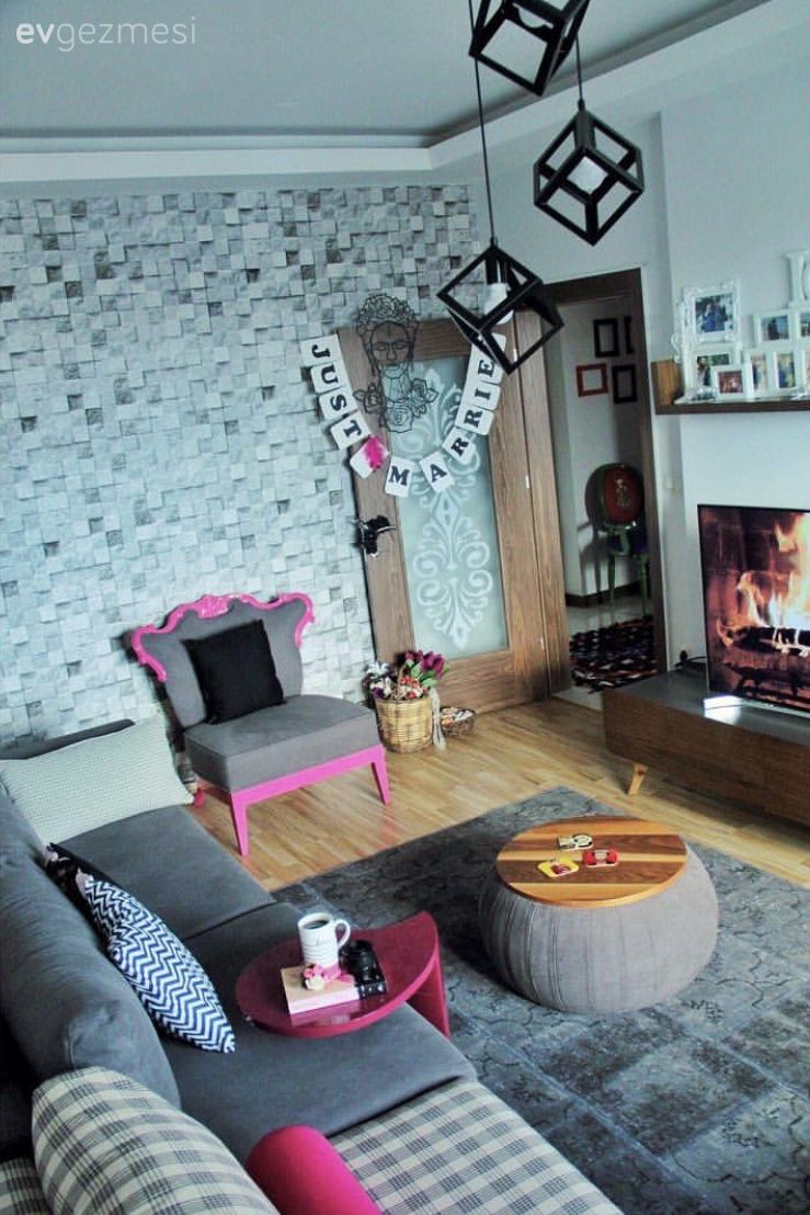 Salon, Berjer, Taş duvar, Avize, Halı, Pembe, Tv ünitesi, Gri, Patchwork halı