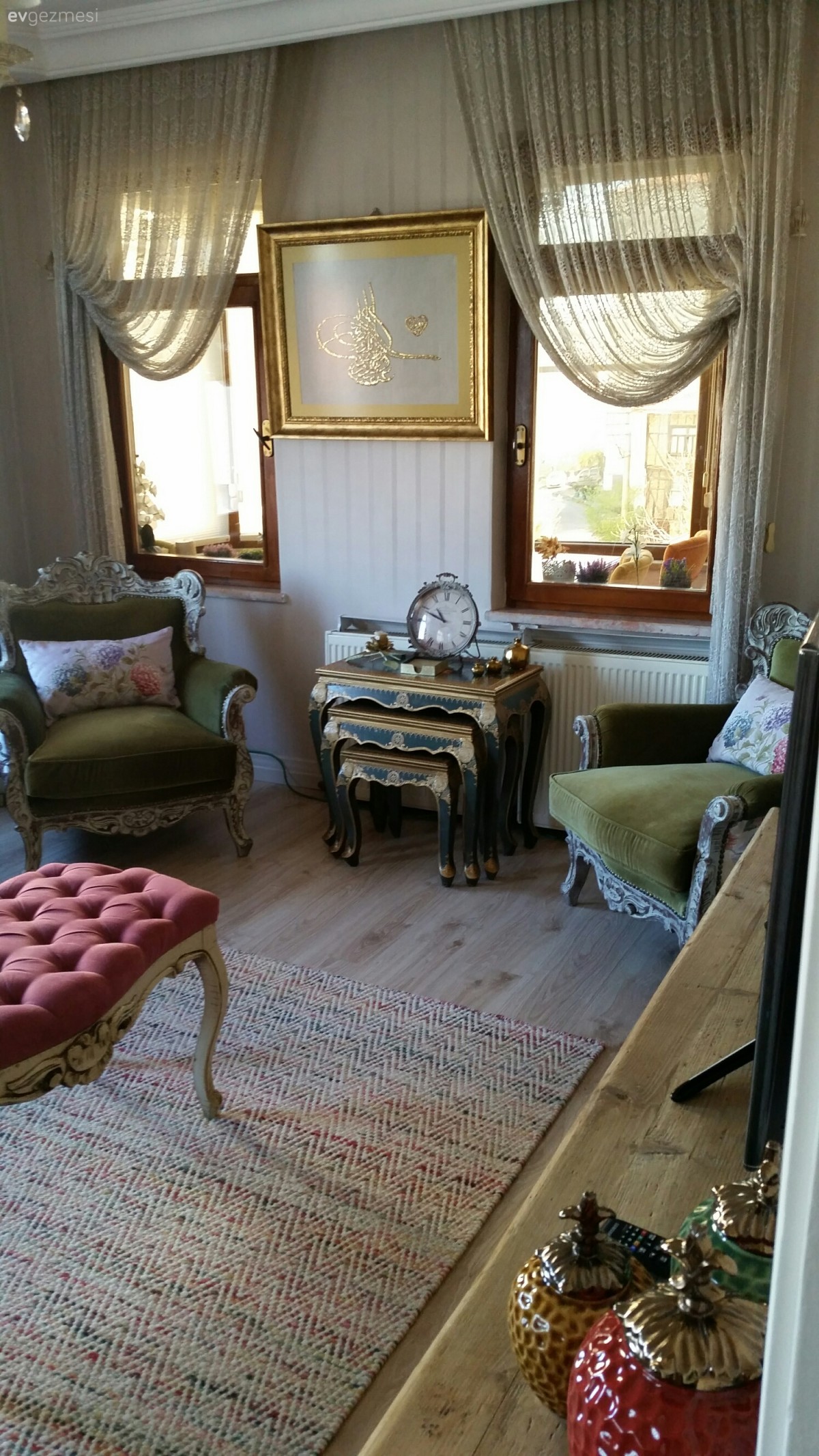 Berjer, Halı, Perde, Puf, Salon, Sehpa, Vintage