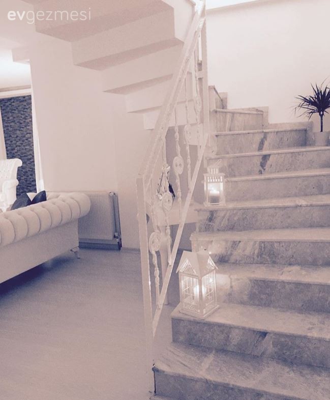 Hayriye hanımın beyazla aydınlık ve iç açıcı hava kazanan evi..