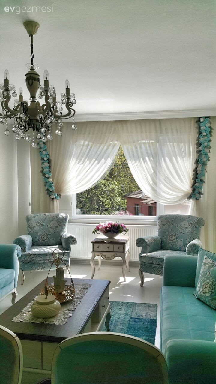 Ahşap Mobilya, Avize, Berjer, Mavi, Orta sehpa, Perde, Salon, Yan sehpa, Aydınlatma