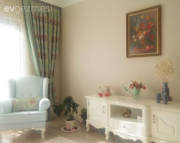 Nurgül hanımın uçuk mavi ve pembe tonlarında, iç açıcı evi..