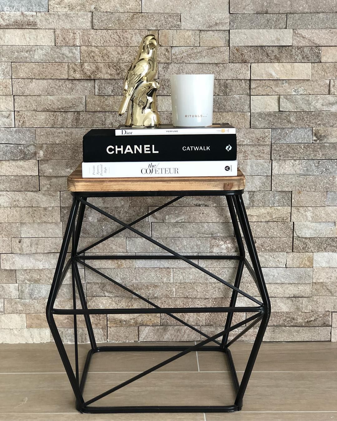 Metal ayaklı sehpa, Taş duvar, Salon, Dekoratif Objeler