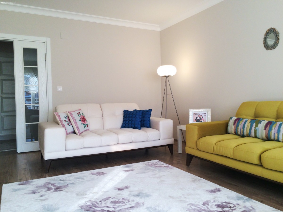 Nejla hanımın enerjik renklerle, sade ve cıvıl cıvıl evi..