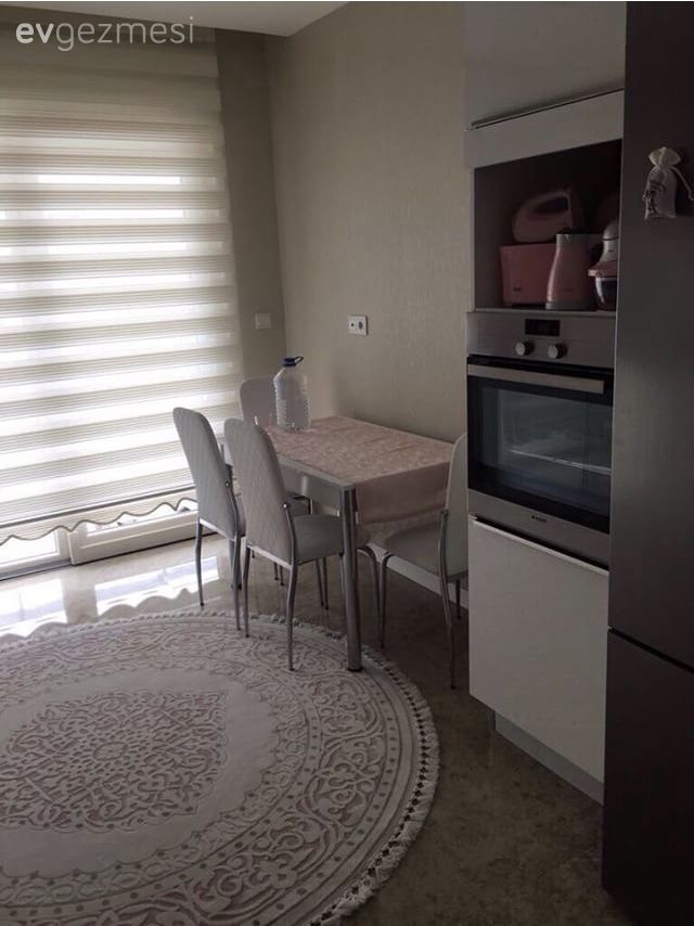 Halı, Modern mutfak, Mutfak, Mutfak masası, Perde