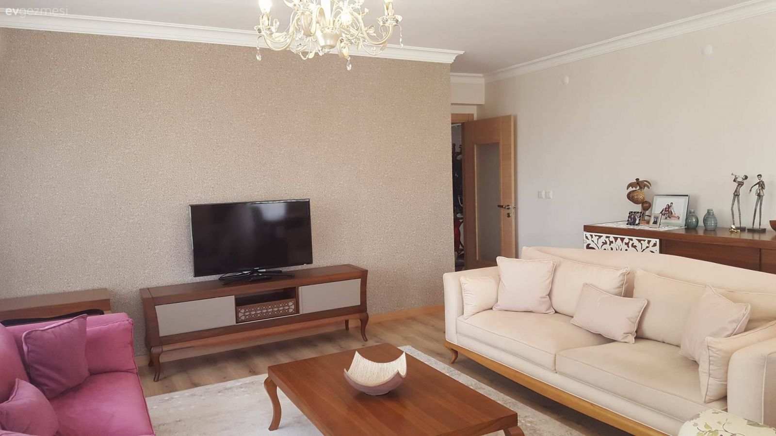 Ahşap Mobilya, Altın, Duvar dekorasyonu, Halı, Krem, Orta sehpa, Tv ünitesi