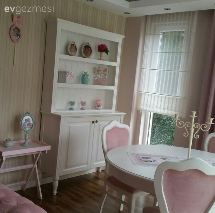 Pastel tonlarla country stil bir ev..