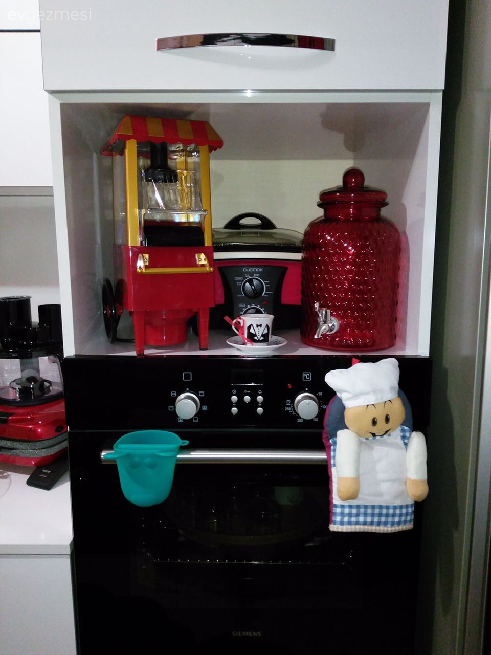 Kırmızı vurgulu, göz alıcı bir mutfak: Büşra hanımın mutfağı..