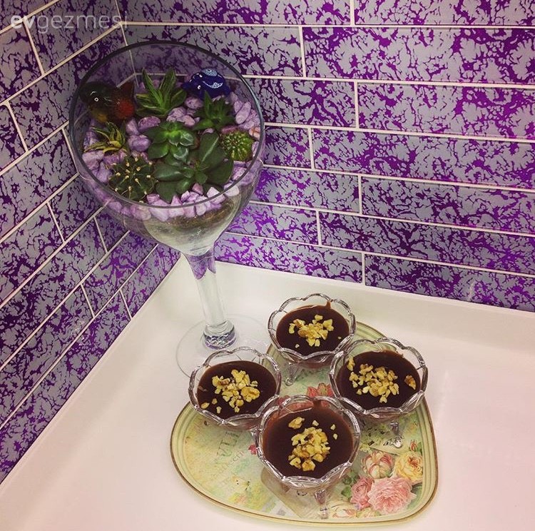 Kadriye hanımın mor renkli, şık mutfağı..