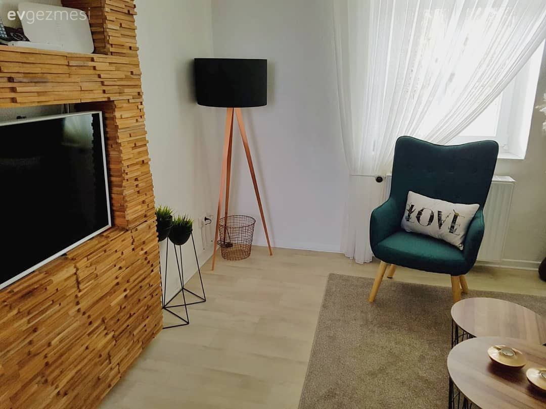 Oturma Odası, Berjer, Yeşil, Zümrüt yeşili, Taş duvar, Tv ünitesi, Lambader, Halı, Perde, Tül perde, Kanat perde