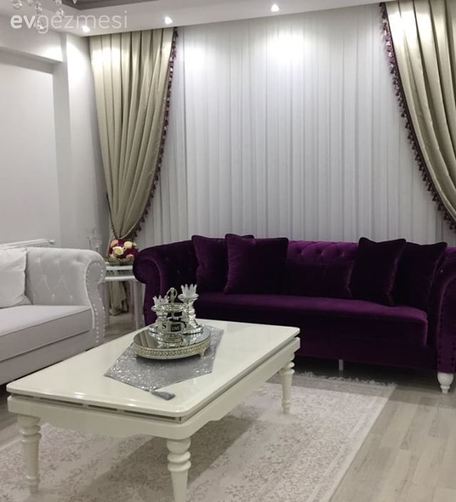 Mor ve beyaz uyumuna metalik detaylar. Selvi hanımın şık salonu..