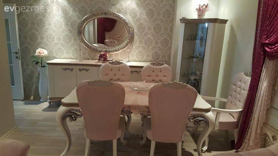 Senem hanımın klasik stilde gösterişli salonu..