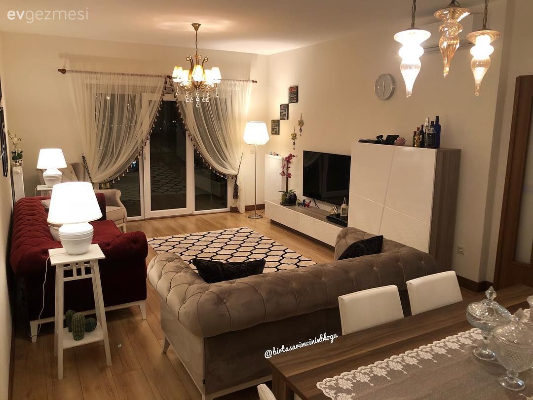 Sıcak renkler, alana canlılık katan duvar dekorları ve geometrik desenler. Esra hanımın evi..