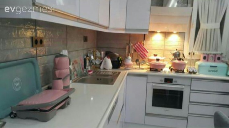 Siyah mobilyaların maviyle hareketlendiği modern bir dekor..