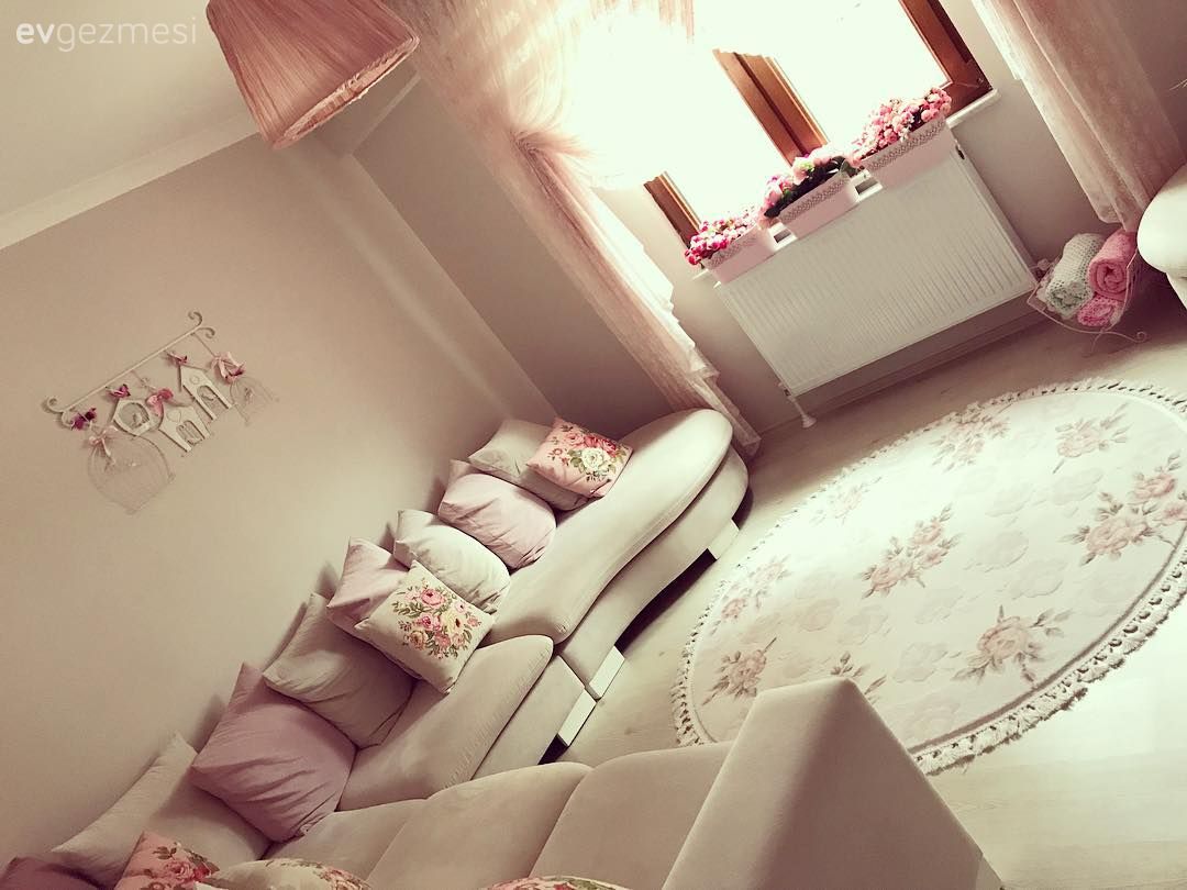 Oturma Odası, Yuvarlak halı, Çiçekli desen, Köşe koltuk, Pastel renkler, Pembe