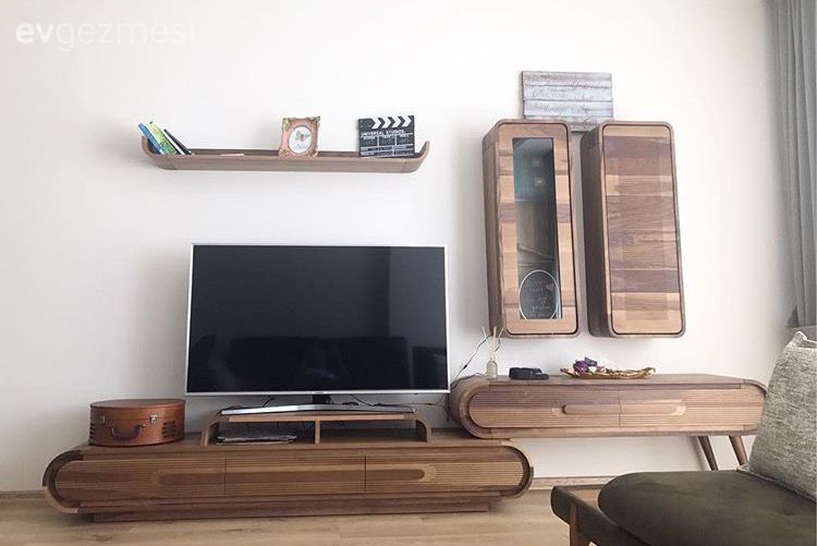 Sıcak renkler, ahşap mobilyalarla samimi ve doğal bir dekor.