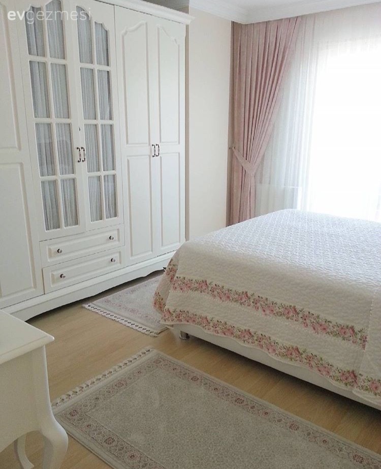 Yaprak hanımın dingin renkler ve konforlu bir stille, sıcacık dekoru..