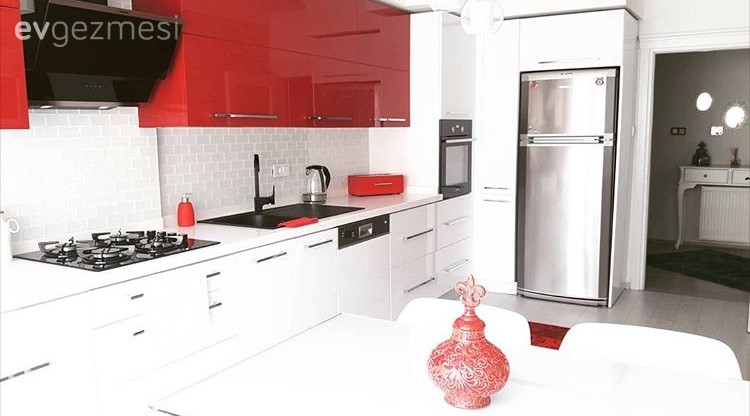 Zeynep hanımın kırmızı vurgulu, göz alıcı evi..