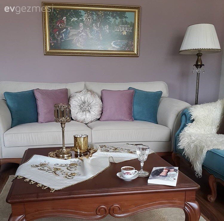 Salon, Kırlent, Lambader, Tablo, Pembe duvar, Sehpa üstü aksesuarı