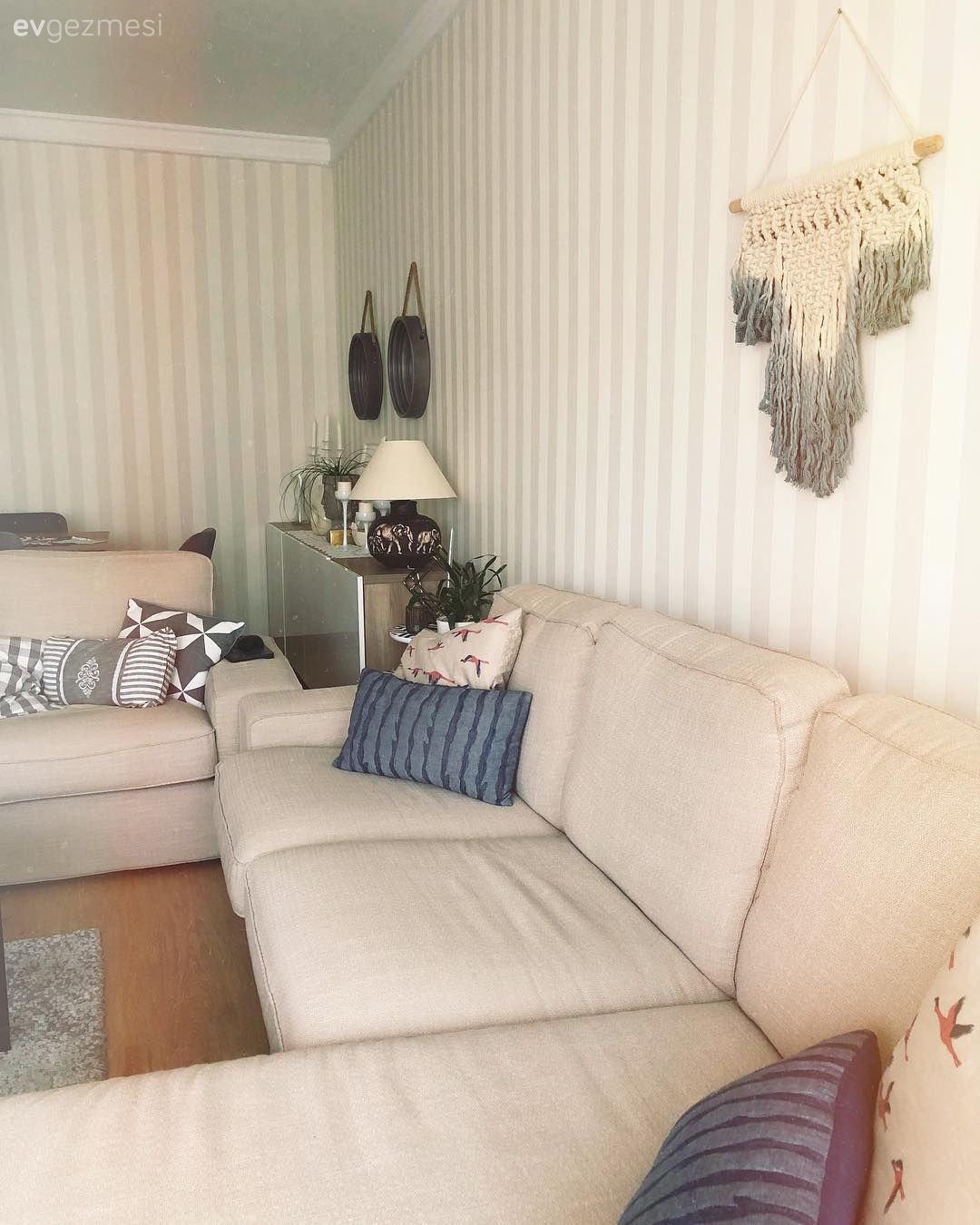 Köşe koltuk, Krem, Makrome, Kırlent, Çizgili desen, Duvar kağıdı