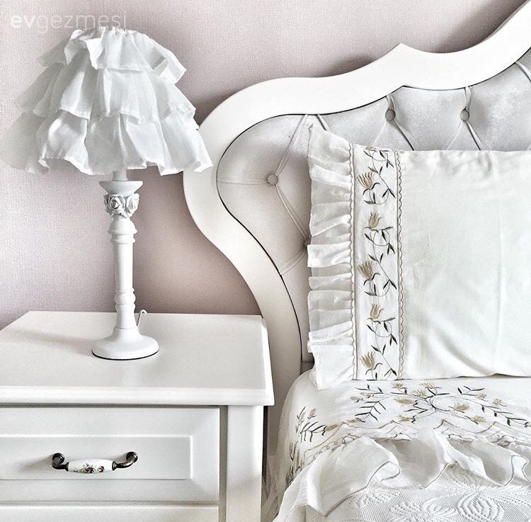 Sevcan hanımın beyaz ve mor uyumunda, sofistike evi.